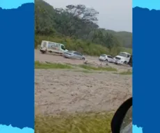 Barragem rompe e água invade trecho da BR-101, na Paraíba