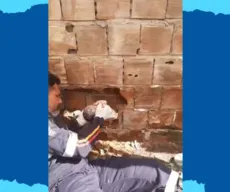 Bebê recém-nascido é encontrado em vão de paredes, em Caaporã, na Paraíba; VÍDEO