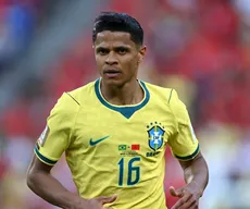 Lateral "feijão com arroz”, Douglas Santos cai nas graças dos brasileiros após atuações na Copa