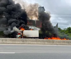 Caminhão pega fogo na BR-230 e interdita entrada de Campina Grande