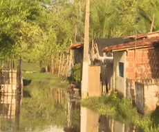 Casas de comunidade ribeirinha são alagadas após aumento do nível do rio, em Bayeux