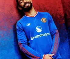 Com Matheus Cunha de modelo, Manchester United lança uniforme azul para temporada 2026/27