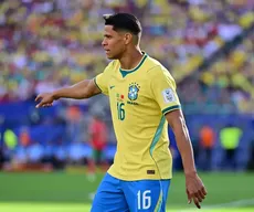 Douglas Santos foi o 2° jogador que mais correu na estreia da Seleção na Copa; veja ranking