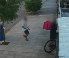 Entregador implora de joelhos, mas tem bicicleta e celular roubados em João Pessoa; VÍDEO