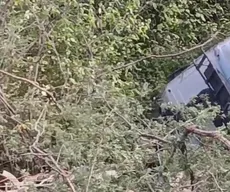 Homem morre após carreta tombar na Serra de Santa Luzia, no Sertão da PB