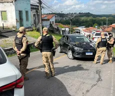 Suspeitos de roubar carro são baleados em confronto com a Polícia Militar, em João Pessoa