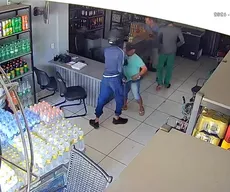 Homens armados rendem comerciante e roubam depósito de bebidas, em Sapé