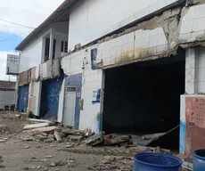 Marquise desaba e prédio é interditado pela Defesa Civil em Campina Grande