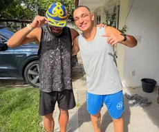 Matheus Cunha ganha chapéu de presente de João Gomes com as cores da Seleção