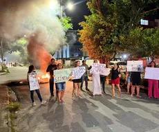 Moradores do Novo Milênio fazem protesto após serem afetados por fortes chuvas, em João Pessoa