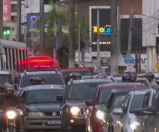 Motociclistas passam riscos ao trafegar em pontos cegos de carros; veja dicas de como evitar