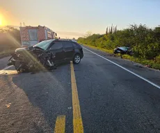 Motorista morre e duas pessoas ficam feridas após colisão entre carros na BR-230, em Soledade