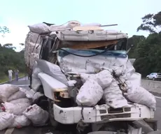 Motorista morre em colisão entre caminhão e carreta rebocada de ré na BR-101, em Santa Rita