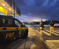 Mulher é presa suspeita de transportar 8 kg de droga dentro de ônibus na BR-230, em Cajazeiras