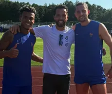 Nenê é tietado por jogadores da França antes de duelo contra Marrocos, pela quartas da Copa 2026
