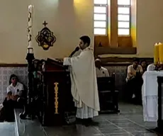 Padre denunciado por intolerância religiosa pede desculpas à família de Preta Gil durante missa