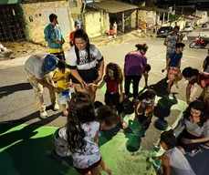 Pintura de rua para a Copa do Mundo reúne moradores em Campina Grande: 'Nostalgia total'