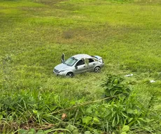 Quatro pessoas ficam feridas após carro capotar na BR-230, em Santa Rita
