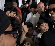 Ronaldinho Gaúcho encontra sósia paraibano durante festa em Sousa; veja vídeo