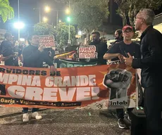Servidores em greve fazem protesto na noite de abertura do São João de Campina Grande
