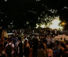 Sob escolta policial, corpos de jovens mortos em ataque a tiros são enterrados, em João Pessoa