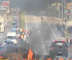 Trecho da BR-230 é bloqueado em João Pessoa durante protesto por morte de jovem