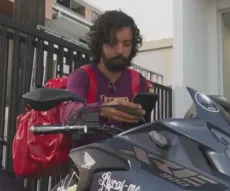 Uso do celular no trânsito aumenta riscos para motociclistas por aplicativo e entregadores