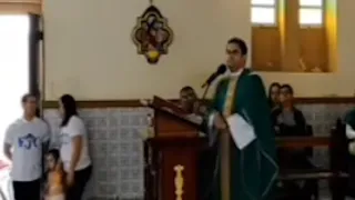 Padre é acusado de intolerância religiosa em missa: 'por que orixás não ressuscitaram Preta Gil?'