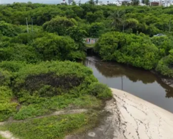 Água escura e com mau cheiro é coletada para análise após desagua em praia da Grande João Pessoa