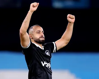 Arthur Cabral comemora gol e gravidez da esposa: "Quando a fase tá boa é gol de todo jeito"