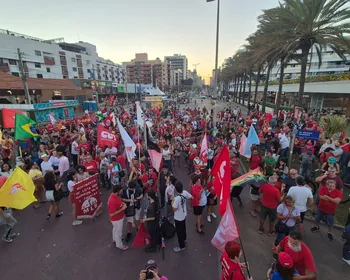Ato pela democracia reúne manifestantes no Busto de Tamandaré, em João Pessoa