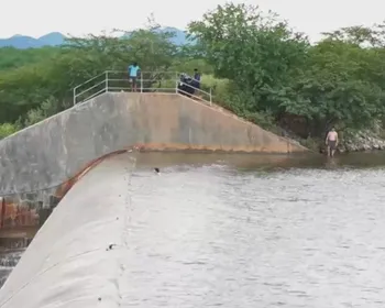 Barragem da Farinha volta a sangrar após seis anos, em Patos