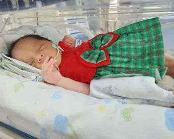 Bebês internados em UTI de hospital em João Pessoa vestem roupas de Natal e pais celebram