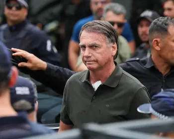 Bolsonaro tem 24 horas para justificar arma em casa durante prisão domiciliar, determina Moraes