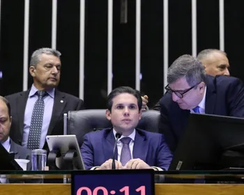 Câmara aprova projeto que reduz pena de Bolsonaro e condenados pelo 8 de janeiro