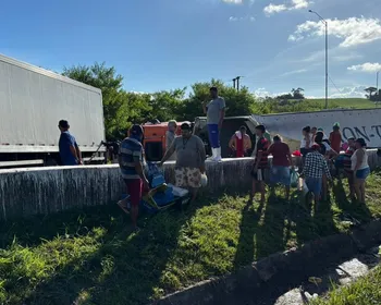 Caminhão com carga de camarão tomba e interdita BR-101, em Santa Rita