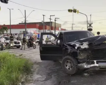 Carro colide com trem e interdita momentaneamente linha férrea, em João Pessoa