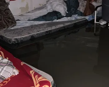 Casal de idosos acamados fica ilhado após alagamento causado pelas fortes chuvas, em João Pessoa