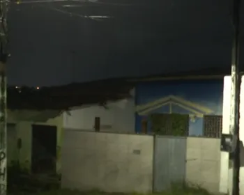 Casas são interditadas e moradores são retirados após fortes chuvas, em João Pessoa