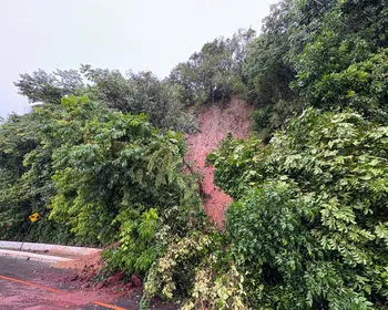 Chuva provoca deslizamento de terra na barreira de Cabo Branco, em João Pessoa