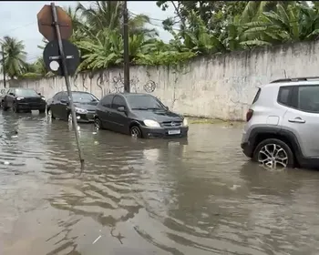 Chuvas causam alagamentos e afetam o trânsito em João Pessoa