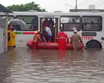 Chuvas em João Pessoa: ônibus fica ilhado e passageiros são resgatados