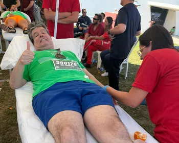 Deputado Ruy Carneiro desmaia durante corrida promovida por Bell Marques em João Pessoa