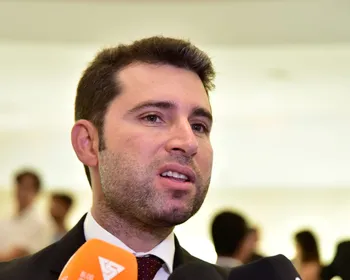 Deputado diz estar "entre a cruz e a espada" sobre disputa pelo Governo do Estado em 2026