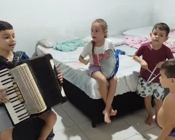 Dia das crianças: sanfoneiro mirim brinca de banda com os irmãos e se inspira no pai músico