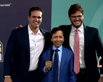 Em lados opostos na política, Bruno e Lucas oram juntos na Consciência Cristã