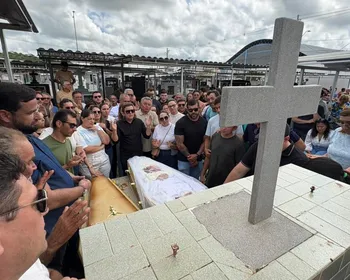 Mulher que morreu após comer em pizzaria de Pombal é enterrada sob comoção