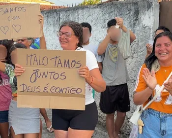 Fãs de Hytalo Santos se reúnem na frente do presídio do Róger para chegada do influenciador