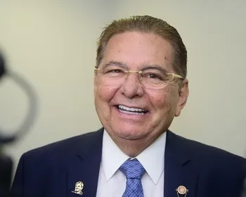 Galdino vai à ALPB com broche de Lula e prega neutralidade do presidente no 1º turno na Paraíba