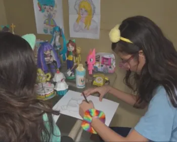 Gêmeas desenhistas ilustram paredes de escola em Campina Grande